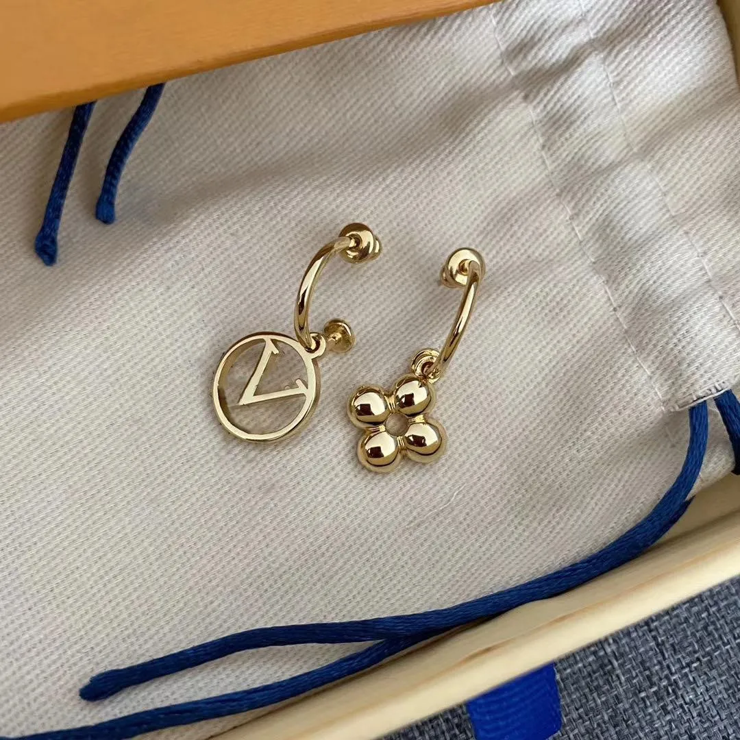 Louis Vuitton Essential V Stud 18k Gold Stud Earrings Minimalist