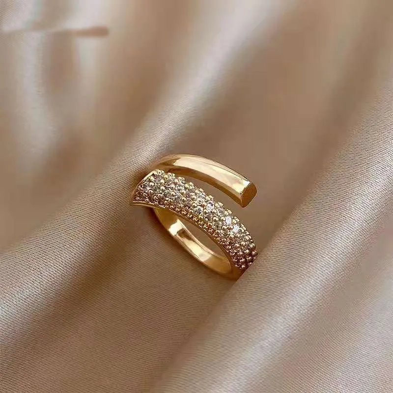Luxurys 패션 디자이너 여성 더블 레이어 네일 전체 다이아몬드 반지는 기질 빛을 보여줍니다. 간단한 개성 조정 가능한 크기