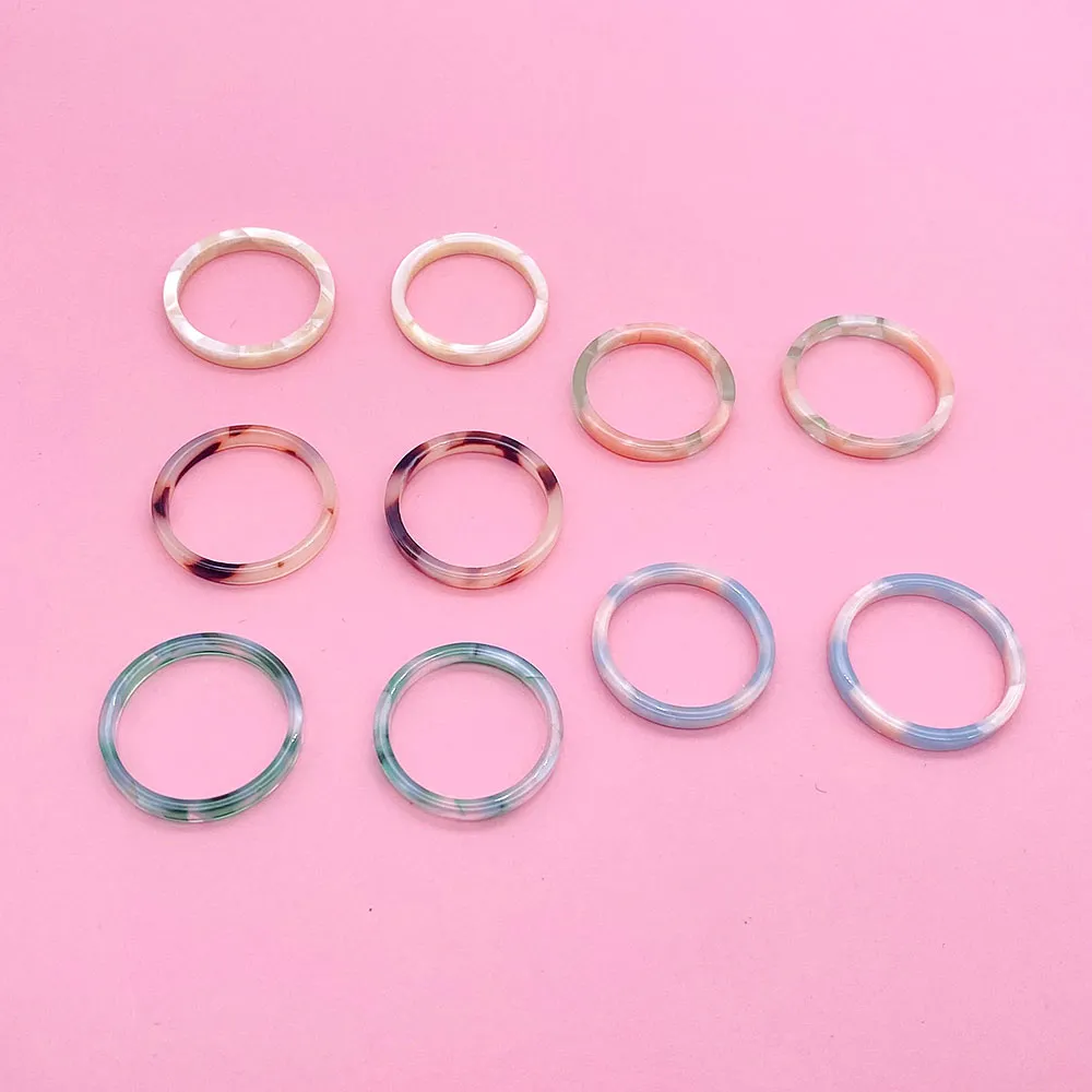 100 sztuk / partia 17 / 18mm Chic Kolorowe Przezroczyste Żywicy Pierścienie Akrylowe Geometryczny Pierścień Nieregularny Dla Kobiet Mody Biżuteria Prezenty