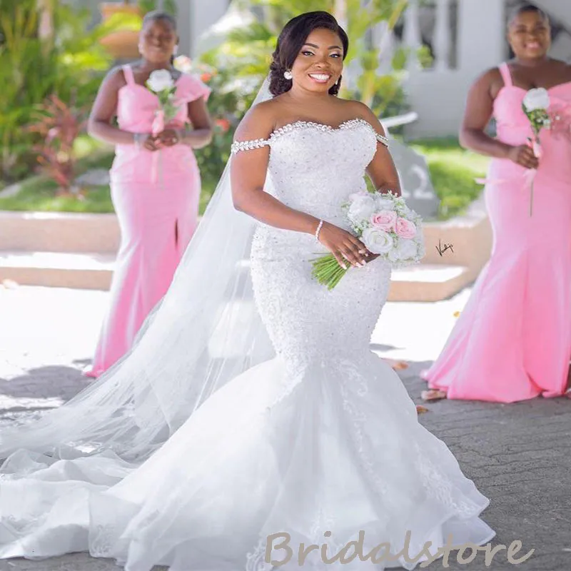 Vestido de novia blanco de sirena Aso Ebi 2022 Tallas grandes Vintage con hombros descubiertos Cuello de cristal Vestidos de boda africanos Elegante con cuentas País Jardín Novia Segunda fiesta Vestidos