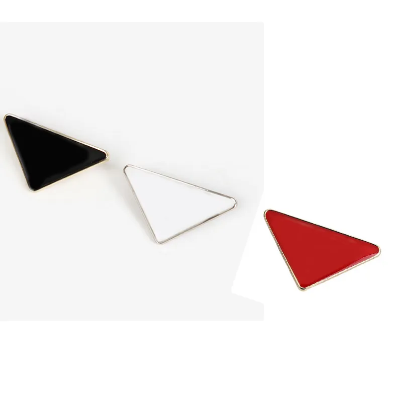 3.6 * 2.2 cm Triangolo in metallo Lettera Spilla Abito Spilla per regalo Accessori per gioielli di moda per feste 3 colori Prezzo all'ingrosso