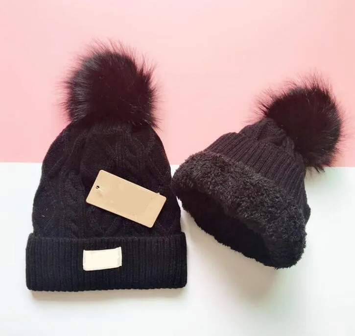 Berretti invernali di alta qualità all'ingrosso Cappelli Berretti da donna e da uomo con pompon in vera pelliccia di procione Berretto da ragazza caldo con pompon snapback 689