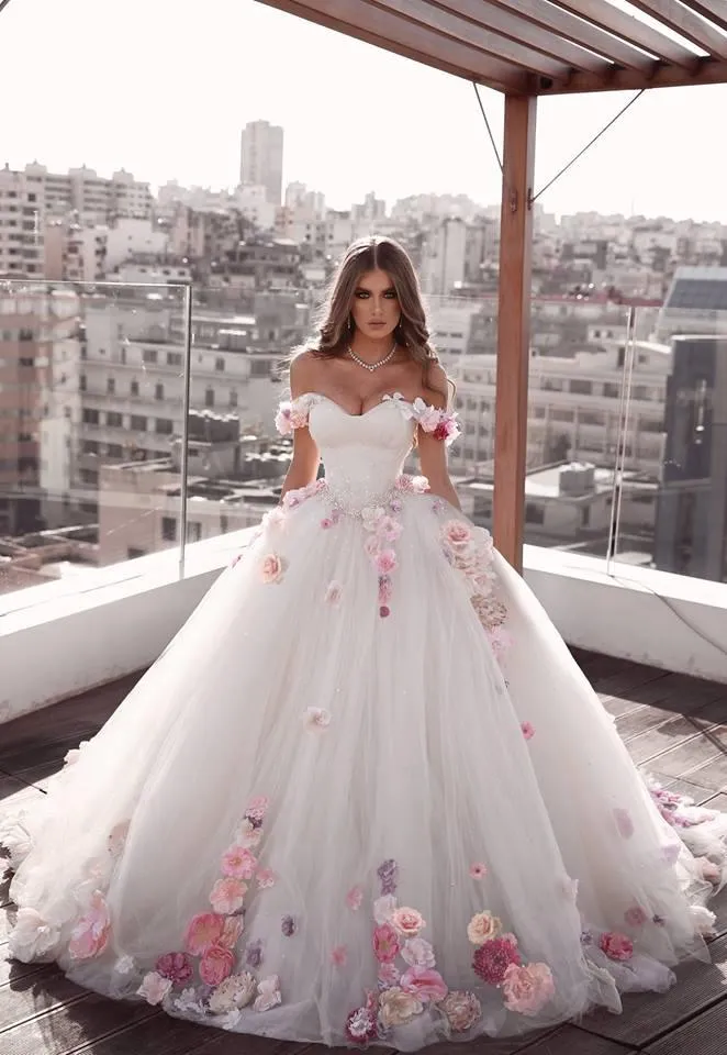 Hors épaule coloré 3D fleurs Cendrillon thème robe de mariée robe de bal romantique balayage Train2017