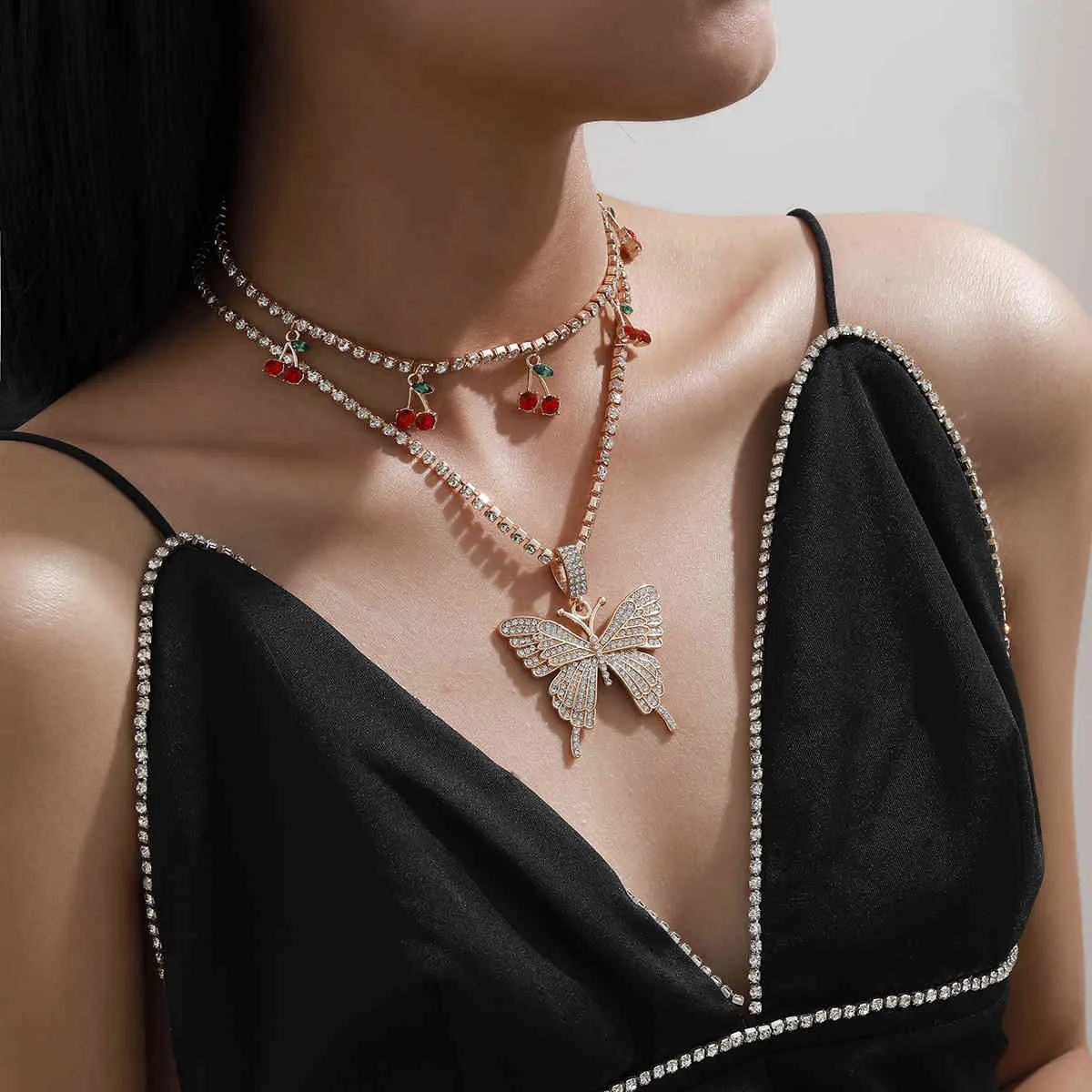 Kvinnors Smycken Mode Temperament Vind Claw Chain Cherry Kvinna Ins Diamant Butterfly Halsband Set Bröllopsgåva 2021
