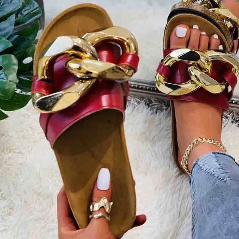 Дизайнеры женские сандалии 2021 летние новые красоты тапочки с модами золотые цепи роскошь леди плоская сандалия