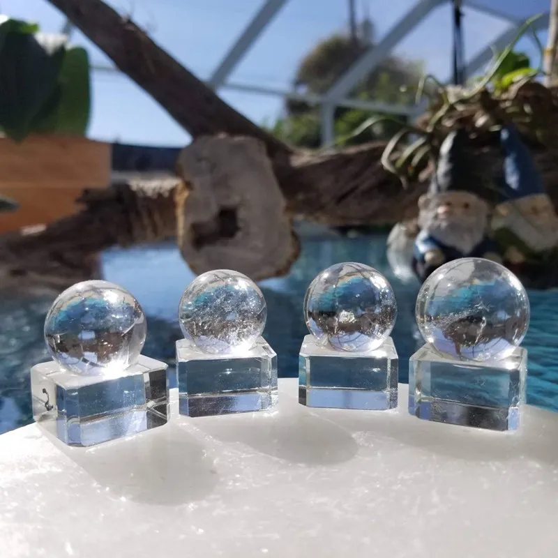 Les sphères de quartz claires protègent optiquement la pierre l'énergie de l'anxiété les hautes intentions le cristal de guérison