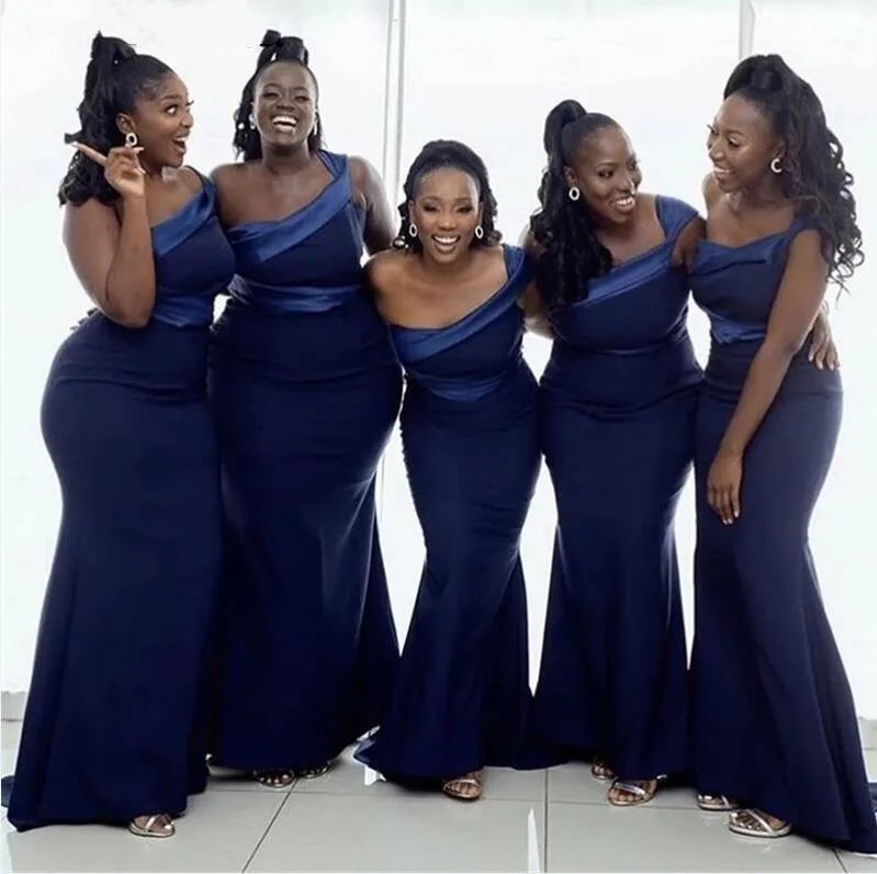 Eenvoudige Afrikaanse elegante marine blauwe een schouder mermaid bruidsmeisje jurken mouwloze vloer lengte satijn met rits terug plus size lange meid van eer feestjurken