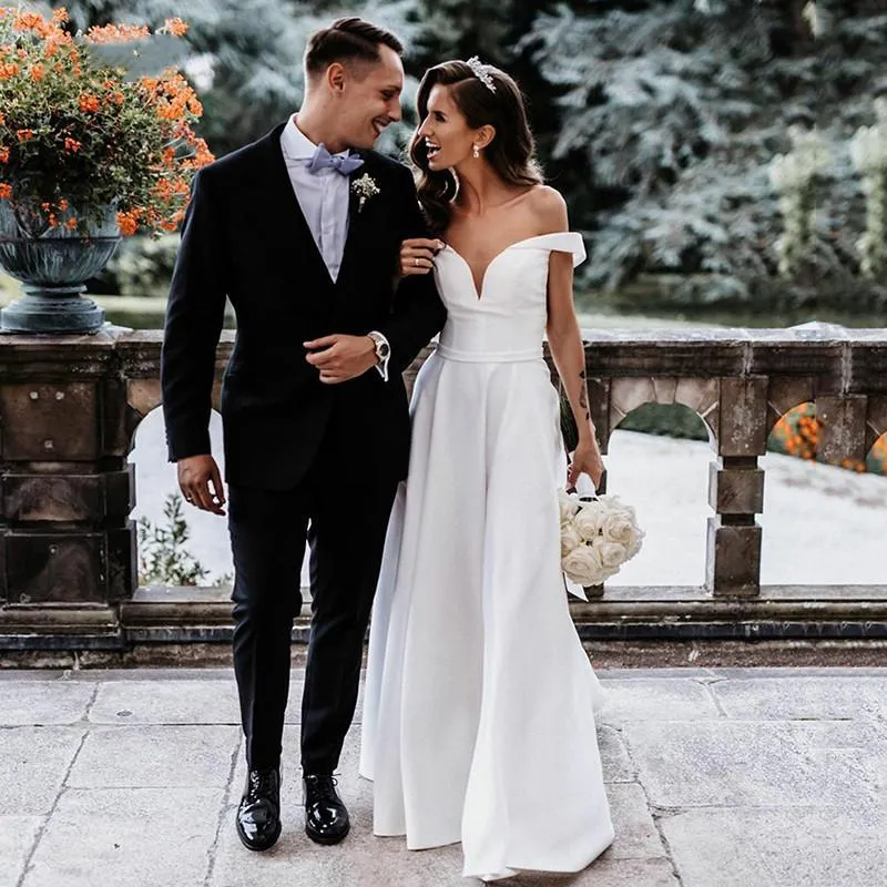 Charmante élégante robes de mariée en satin simples robes de mariée hors de l'épaule côté coupé, plus la taille dame mariage deuxième réception robes sur mesure