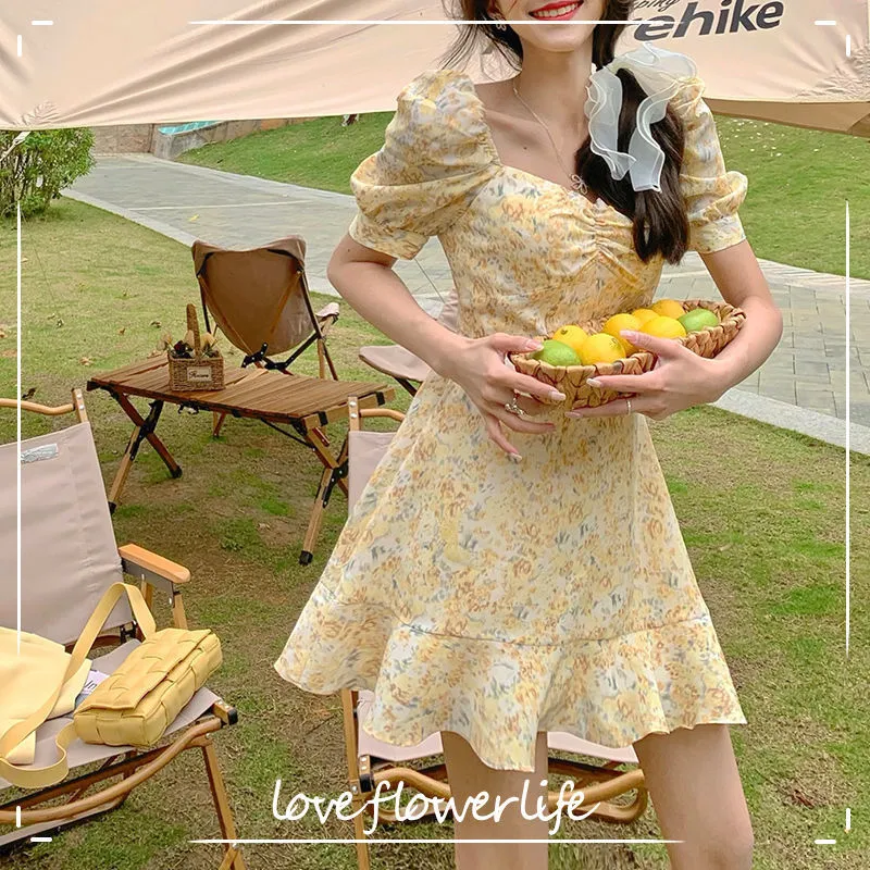 Col carré jaune Mini robe femmes à manches courtes doux imprimé fleuri robe plage élégante robe coréenne été 210521