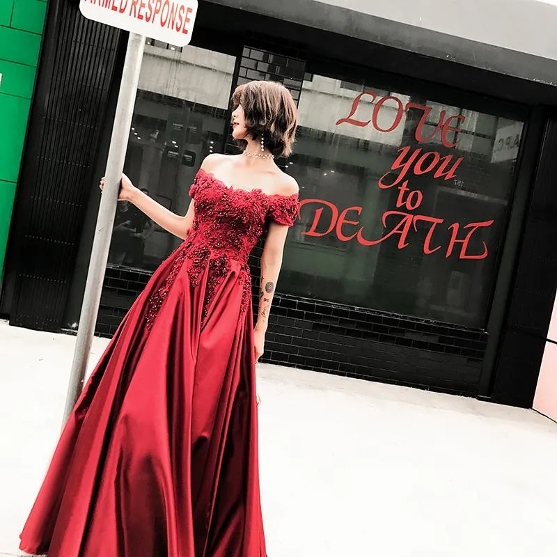 Compra Vestidos De Fiesta Vino Rojo Satén Tarde Para Boda Elegante Off The  Hombro A Line Longitud Longitud Appliques De Lujo Mujeres Vestido Formal  Barato | Entrega Rápida Y Calidad | Es.Dhgate