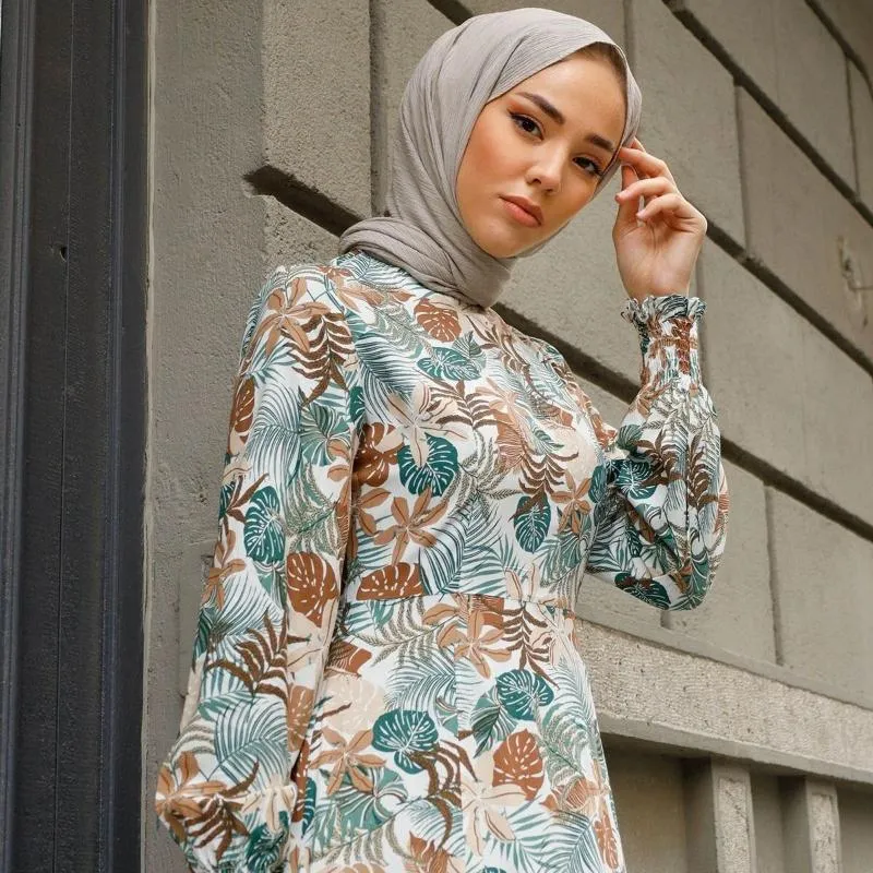 Etnisk Kläder Dahlia Mönster Pläterad Klänning Turkiet Muslim Fashion Hijab Islam Dubai Istanbulstyles Istanbul 2021