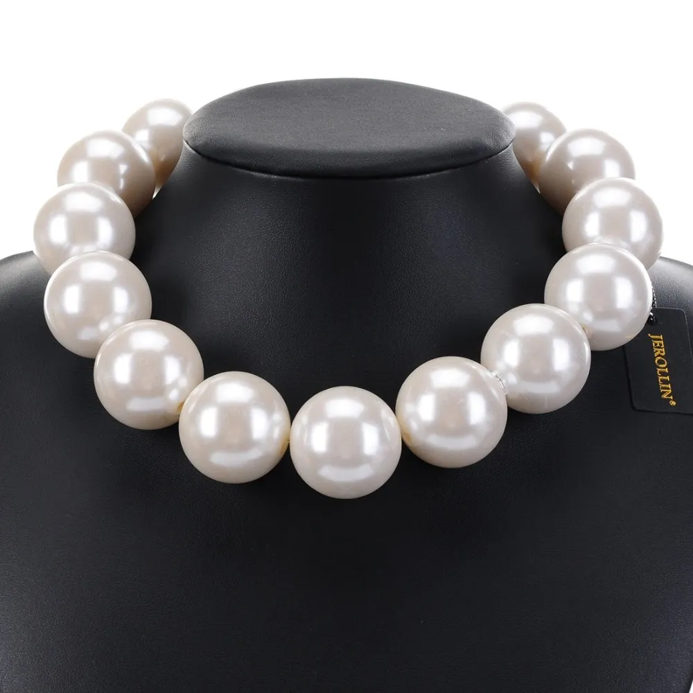 Collana con ciondolo a forma di sfera rotonda in resina Collana con ciondolo a forma di sfera rotonda in resina