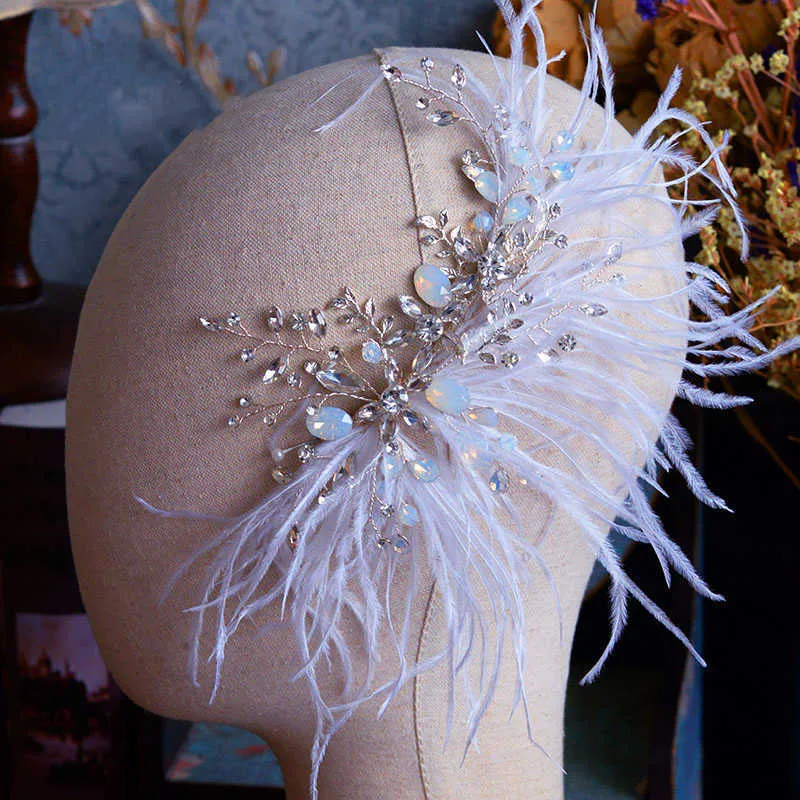 Vit Feather Headband Tiara Fashion Crystal Hair Clip Bröllop Bröllop Tillbehör Ornament för Bride Party Headpiece 210616