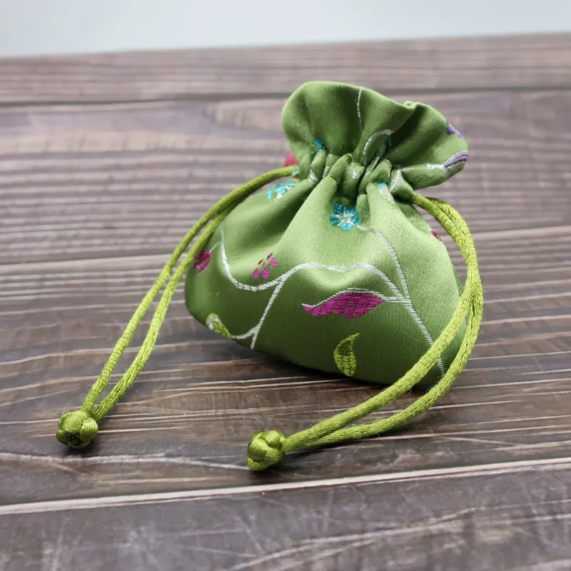 50pcs Mini sac de luxe sac faveur de fête style chinois brocart pochette en soie à la main en gros cordon bracelet boucles d'oreilles bague bijoux emballage