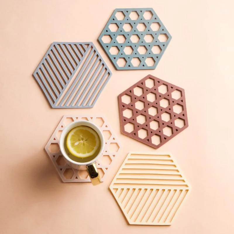 Mats Pads Hexagon Placemat förtjockad TPR-porslinskudde Universal Hollow Bordsskål Mat Cup Non-Slip TableThal Kitchen Tillbehör