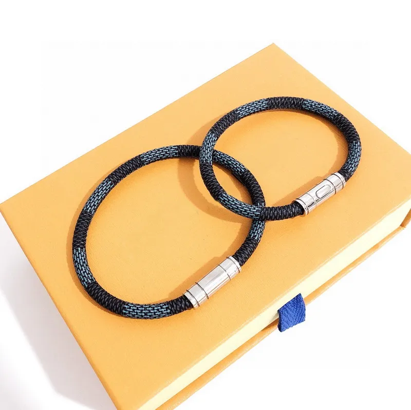 Bracelets de style Amérique en Amérique hommes Lady Womens Round Imprimerie gris Plaid Design Gravé V Letter Metal Hardware Keep It Leather Brac6739043