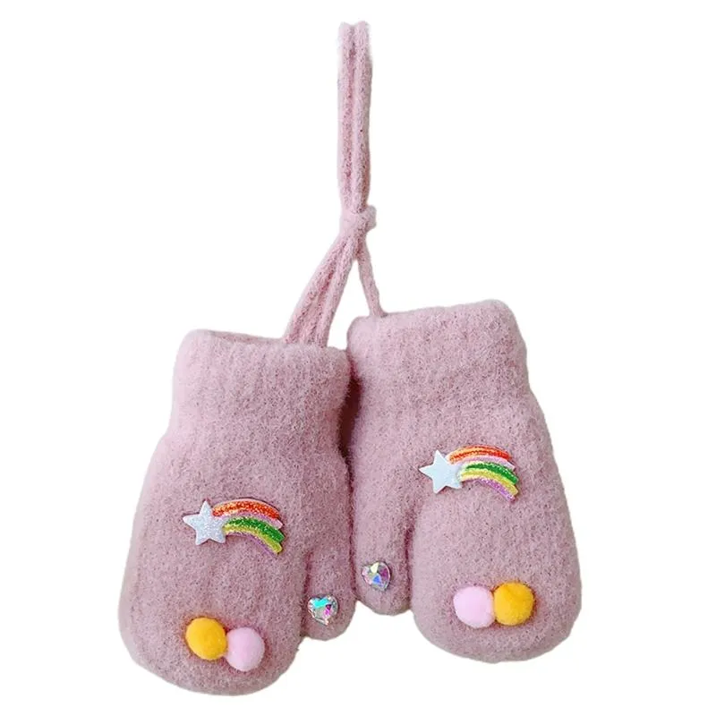 Guanti invernali in maglia per bambini rosa per bambini Cartoon Arcobaleno Stella Pompon Decor Guanti spessi foderati in peluche Scaldamani con cinque Fing appesi