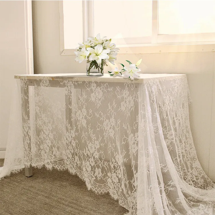 Trouwjurk kleding tafel bedekt met kant stof decoratieve gordijn sofa borduurwerk mesh kant floral diy kledingstuk naaien accessoires