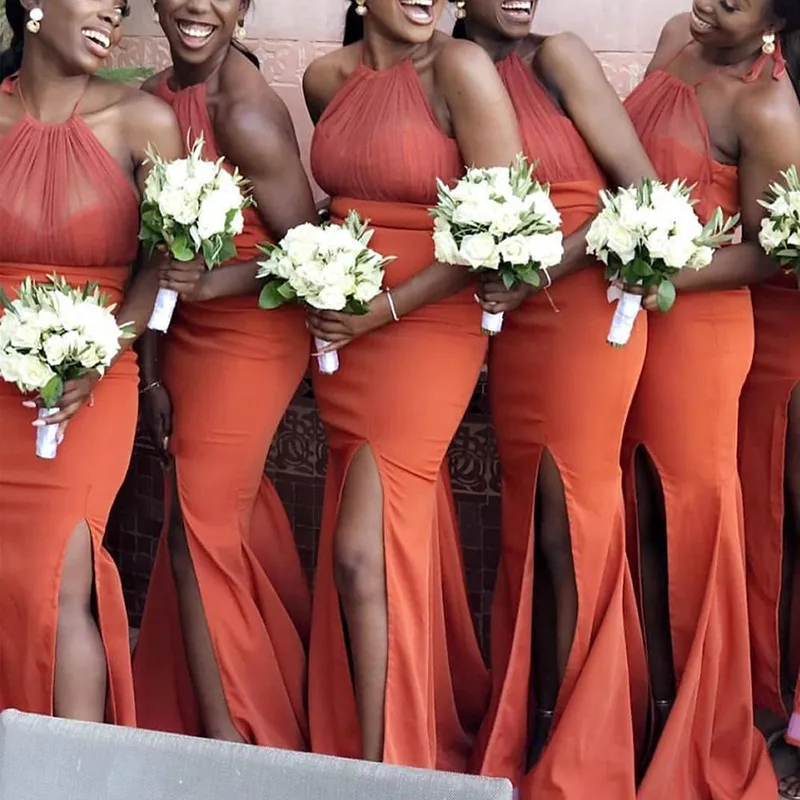 Afrikanska tjejer Coral Color Bridesmaid Dress Mermaid Halter med Side Split Spring Summer Garden Maid of Honor Gown Wedding Guest Skräddare Made Plus Storlek Tillgänglig