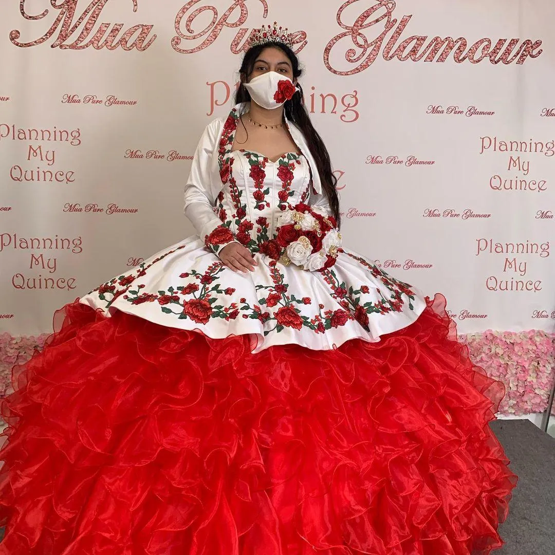 أحمر الكرة ثوب فساتين quinceanera مع سترة الحبيب الحلو 16 اللباس المتتالية الكشكشة تنورة التطريز الساتان تنكر العباءات