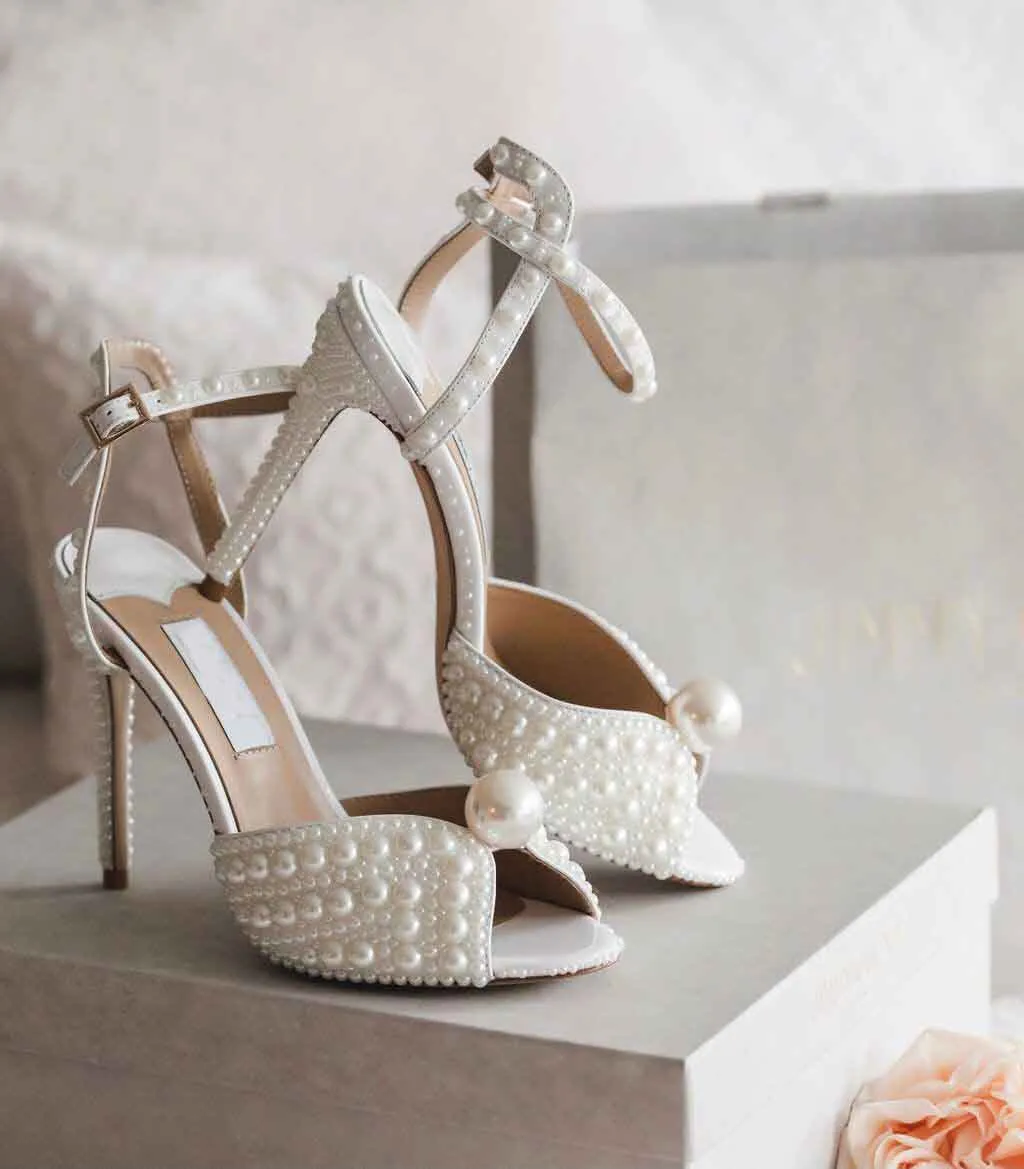 Summer Luxurious Brands Sacora Dress Zapatos de perlas blancas Bombas de cuero Lady Stiletto Tobillo Correa de la boda de novia Eu35-43. Con caja