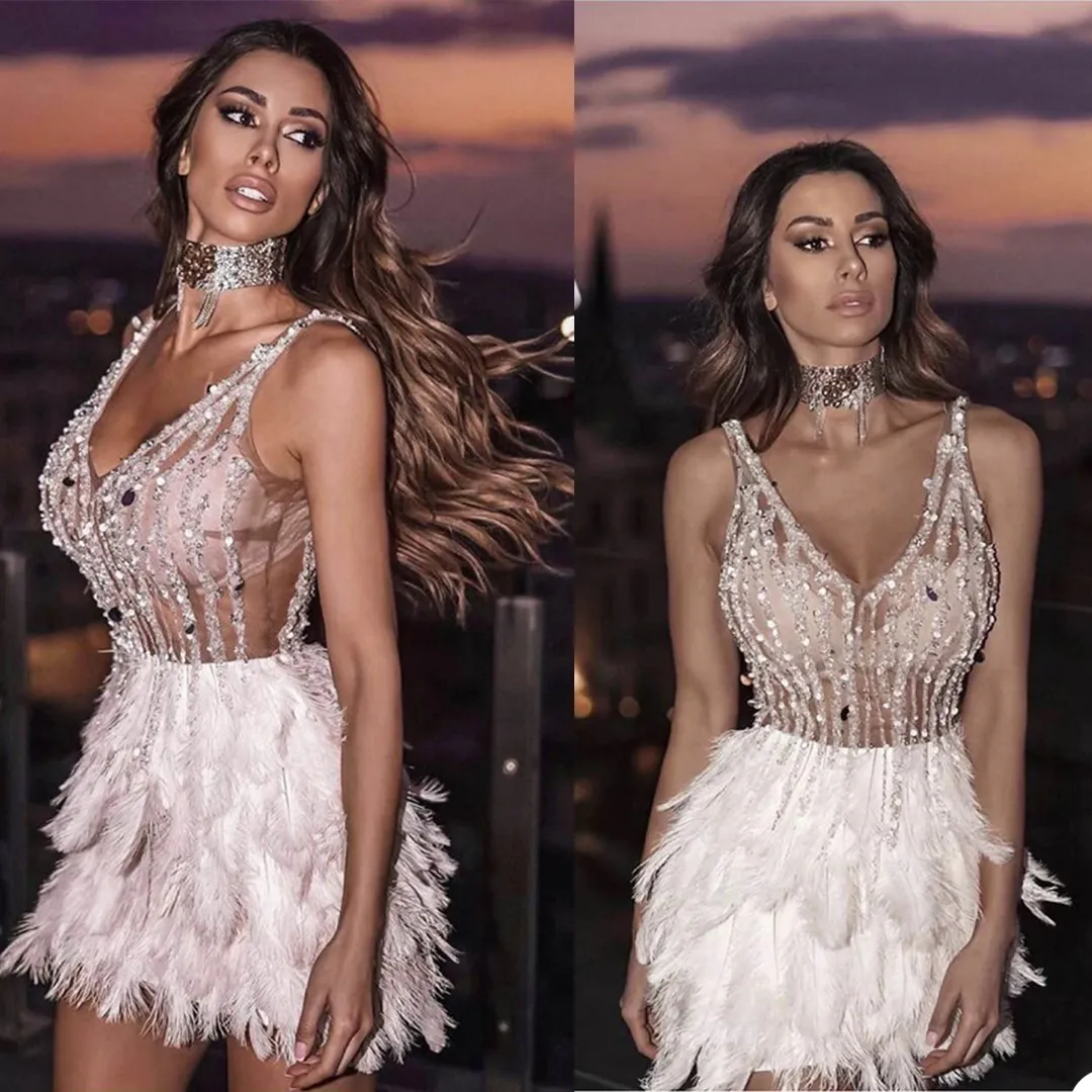 2021 Korte prom jurken diepe v-hals spaghetti riem kralen side split feather speciale gelegenheid avondjurken