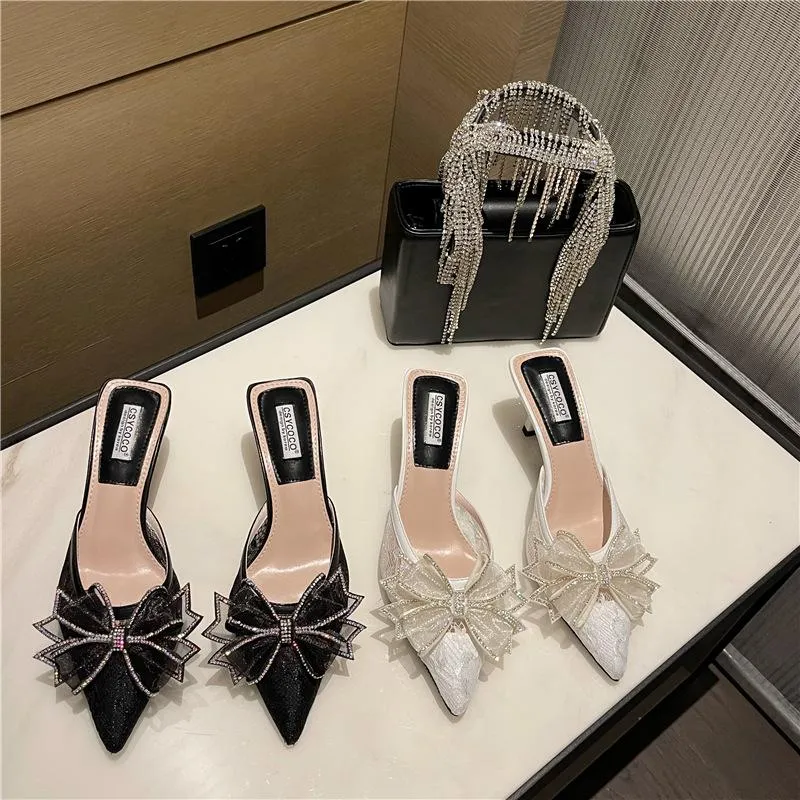 Zapatillas 2021 Cristal Bow-Navo Mujeres modernas Mulas de encaje Mulas de sandalias Flip Flip Zapatos de verano Bombas de mujer delgada