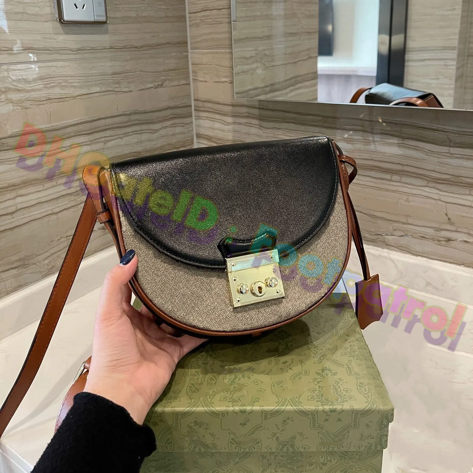 2021 Classic Ladies Saddle bag Top quality Genuine Leather Handbags With shoulder strap Purse Metal pendant Shoulders bags women Crossbody handbag Cowhide Fallet