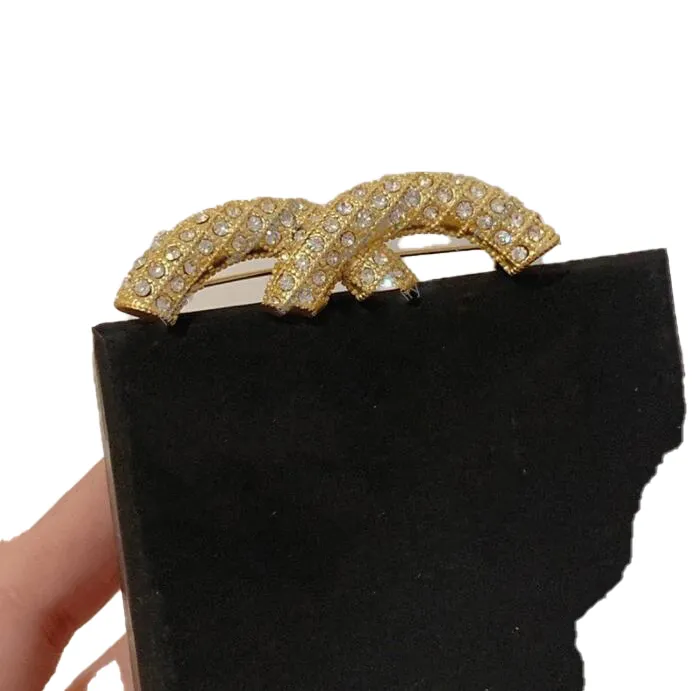 Designer Broche Klassieke Dubbele Letter Ingelegd Diamant Pins Mode Luxe Sieraden Groothandelsprijs Met Doos L-C15 01