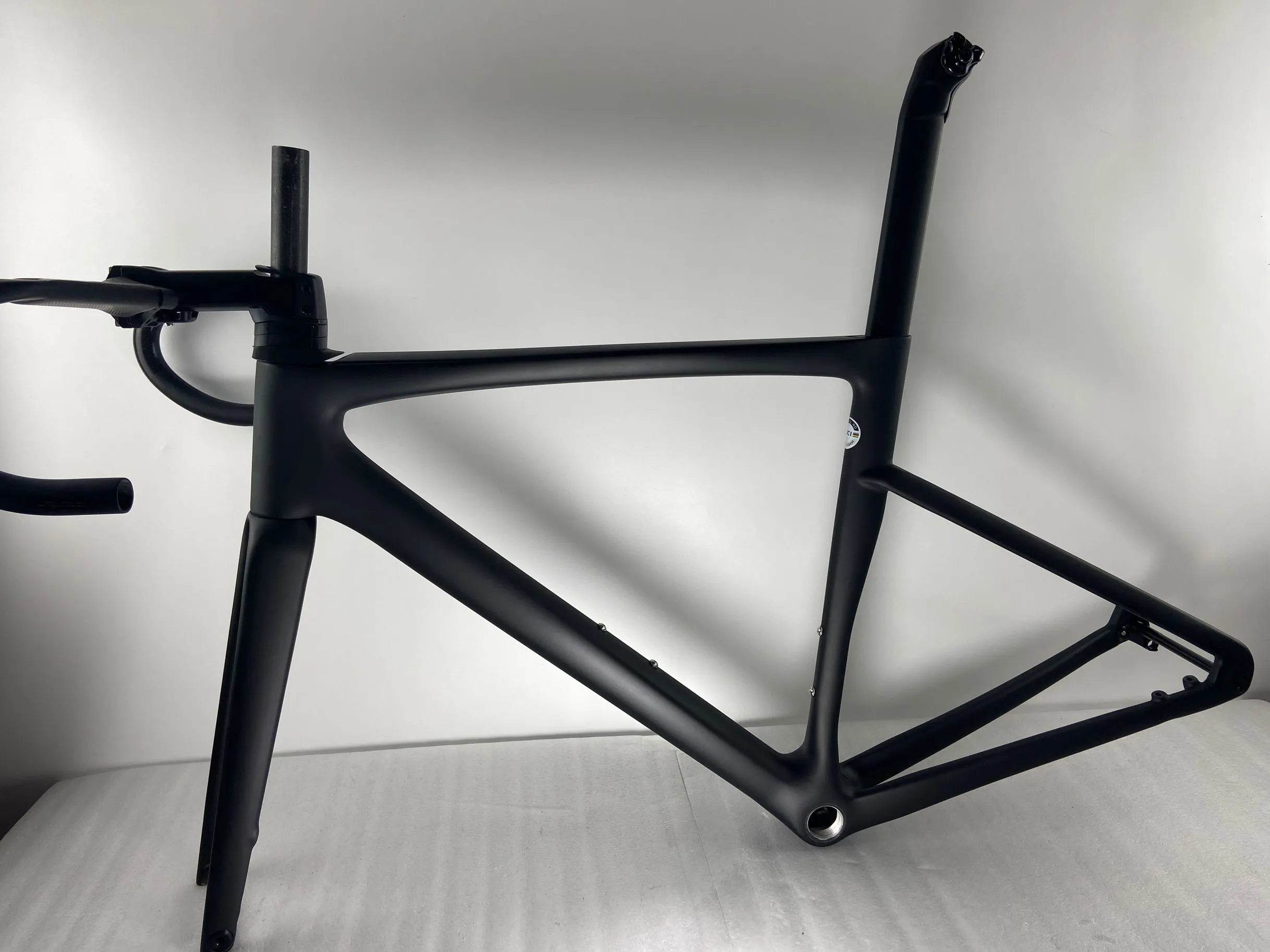 2022 New Road Bike Carbon Frame جميع فرامل قرص الأسلاك الداخلية 700C CarbonFiber Frameset متوافقة مع DI2 والمجموعة الميكانيكية