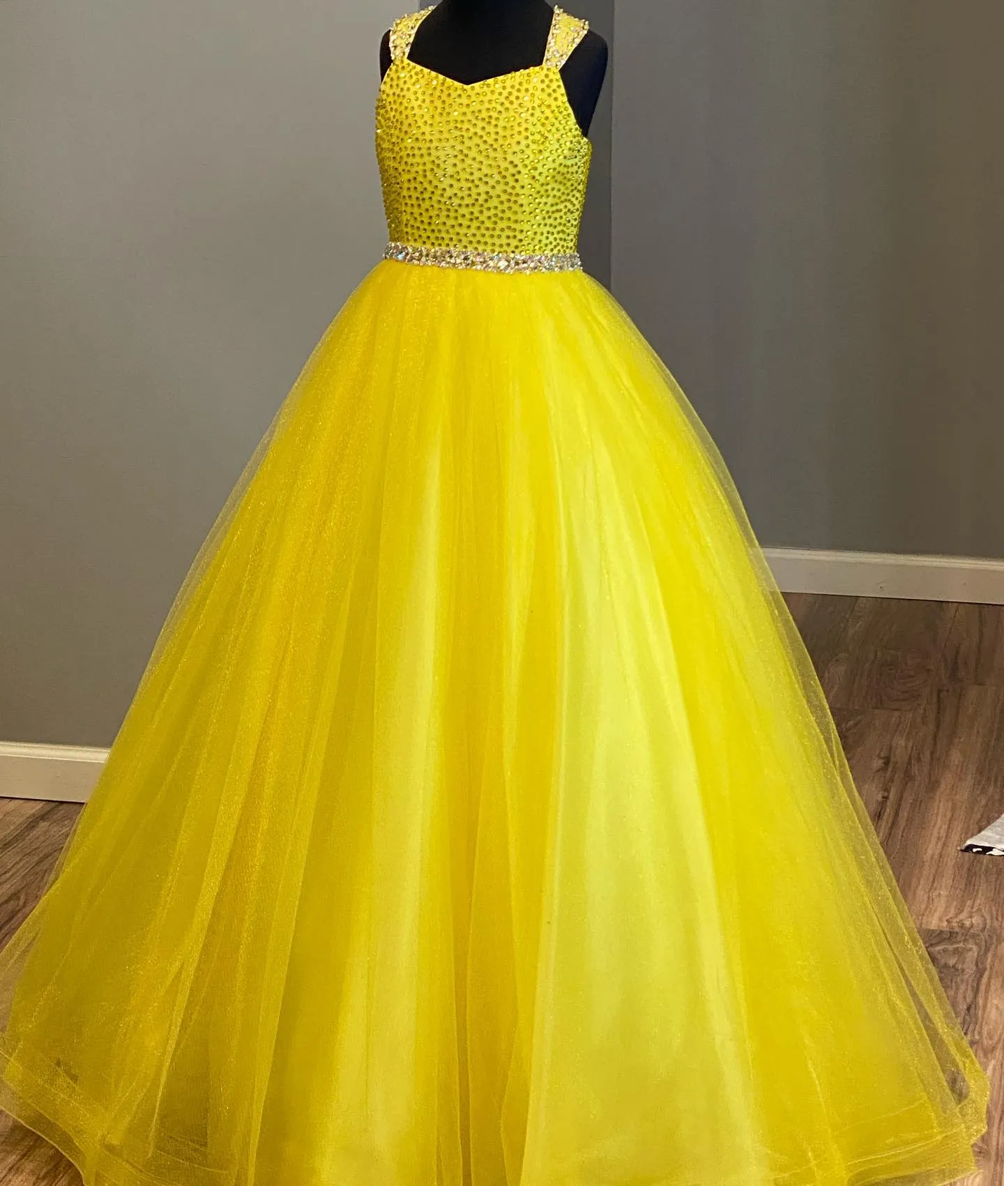 Little Miss Pageant Dress for Teens Juniors Toddlers 2021 Paillettes con perline giallo brillante Abito lungo da ballo per bambini Festa formale Criss-Cross Back Order-to-Made rosie