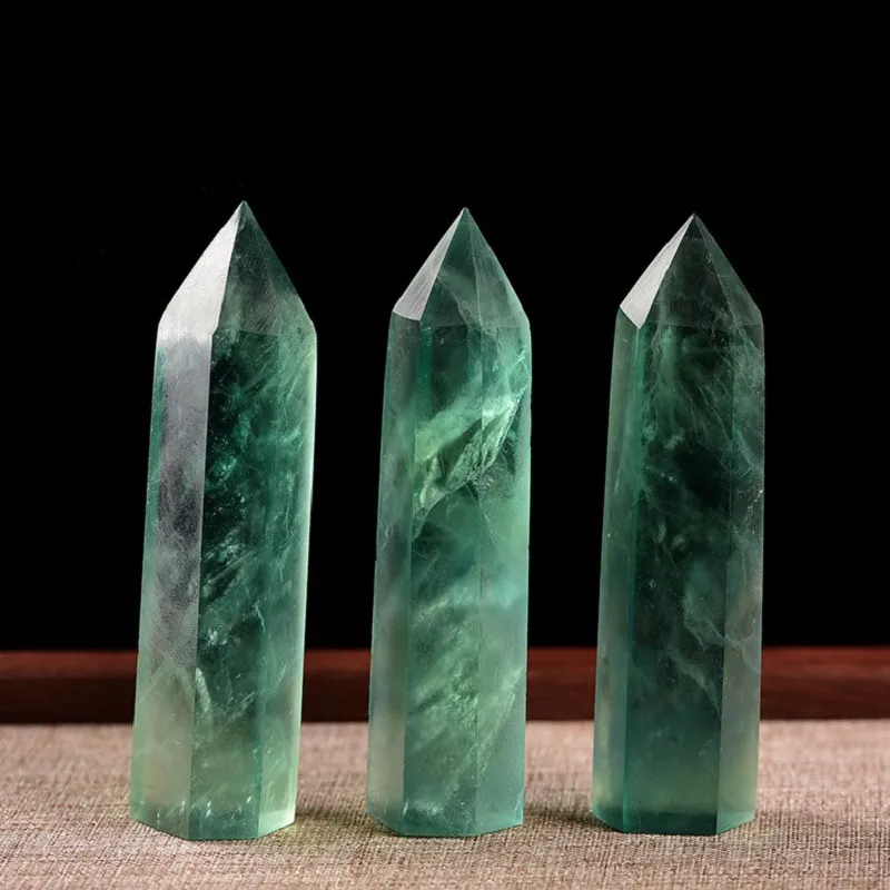 Ornements d'arts en pierre brute naturelle Baguettes de guérison minérales en fluorite verte Capacité hexagonale Reiki Couleur de la colonne de quartz Pilier fluoré Point de cristal