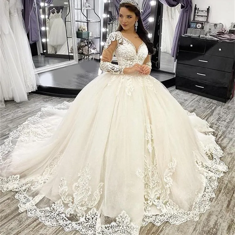 2022 Princess Ball Suknie Ślubne Suknie Z Długim Rękawem Aplikacje Koronki Sexy Open Powrót Sheer V-Neck Court Train Winter Jesień Kaplica Bride Formalna Dress