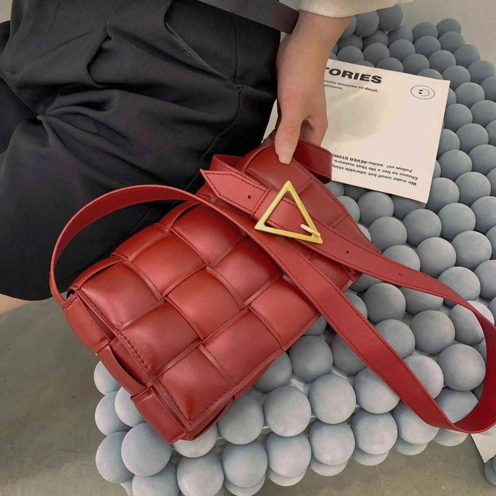 المنسوجة ساحة صغيرة EGA المرأة وسادة الأزياء Qiwei نفس نمط صافي الأحمر التوفو حقيبة واحدة الكتف مينجر مصمم حقيبة Y6RY