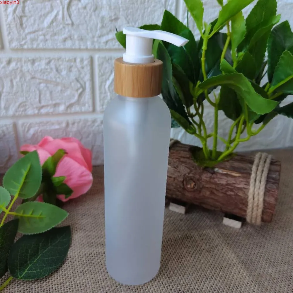 Partihandel Hudvård Frostat klara plastflaskor Kosmetiska förpackningar 8oz behållare med bambu lockpumpslockspray