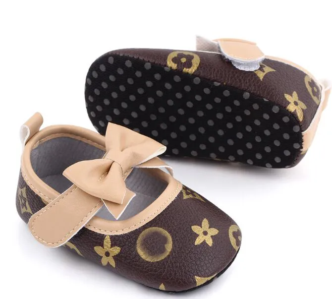 First Walkers 2023 Luxury Butterfly Knot Principess Scarpe per babys Girls Soft Soled Flats Moccasins Moldler Crib Crib Shoes Baby Fashion