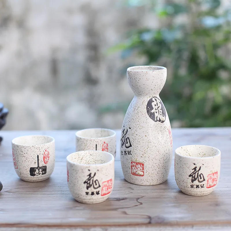 Saké Giapponese in Una Tazza Di Ochoko in Ceramica Fotografia Stock -  Immagine di liquido, piatto: 172968574