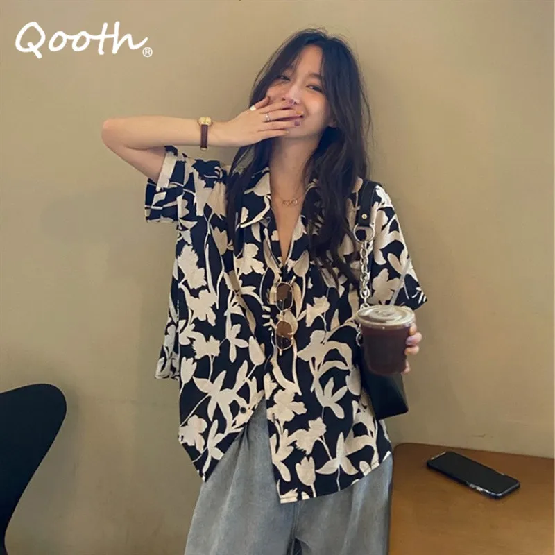 Qooth Retro Printed Floral Polo-Neck Single Breasted Blouse Womens Loose Short Sleeve Causal Shirt Summer Fashion Tops QT690 210518