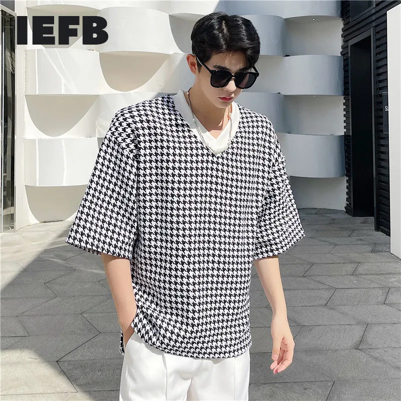 IEFB coreano tendência v-decote moda manga curta homens t-manga verão solto causal vintage preto preto xadrez tee tops 210524