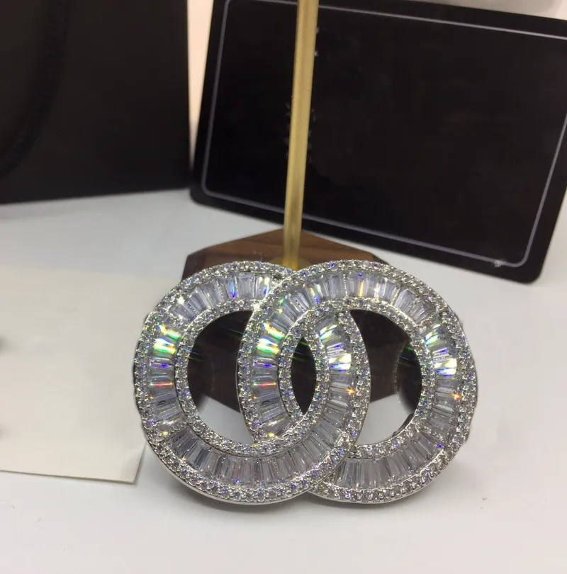 CH CRYSTAL BROOCH DIAMONDMAMN PÅ BAKT HOT Märke smycken lyx avancerade broscher för designer högkvalitativa stift utsökta gåva aaaaa högsta motkvalitet