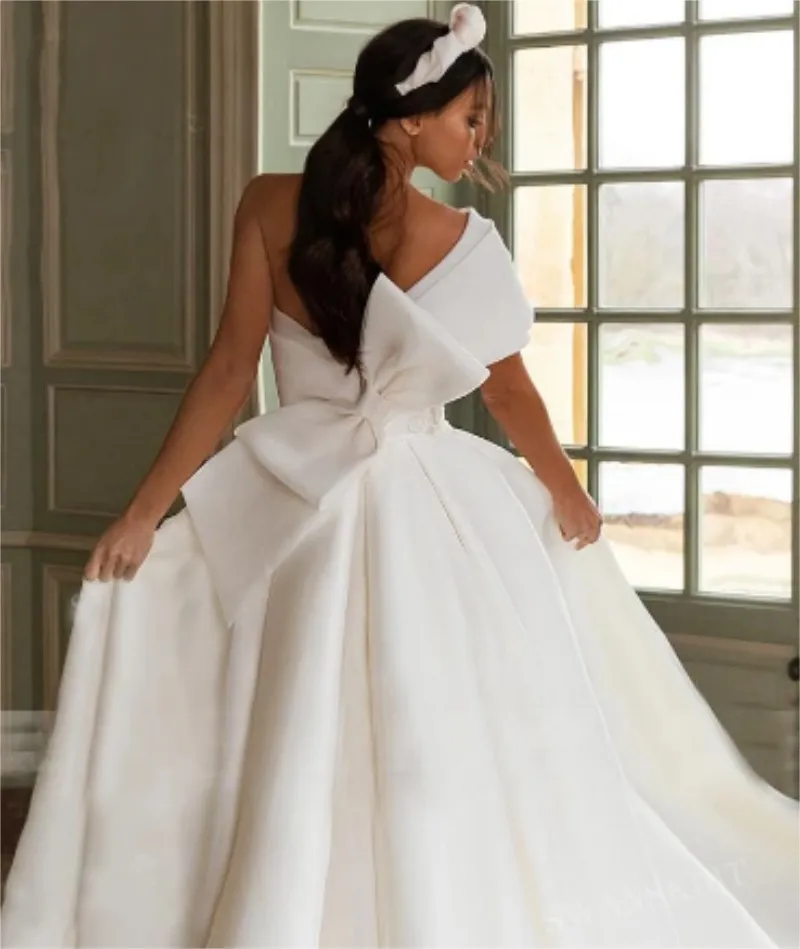 Elegante witte jurken boog een schouder gespleten kant appliques avondjurk op maat gemaakte vloer lengte prachtige feestjurk
