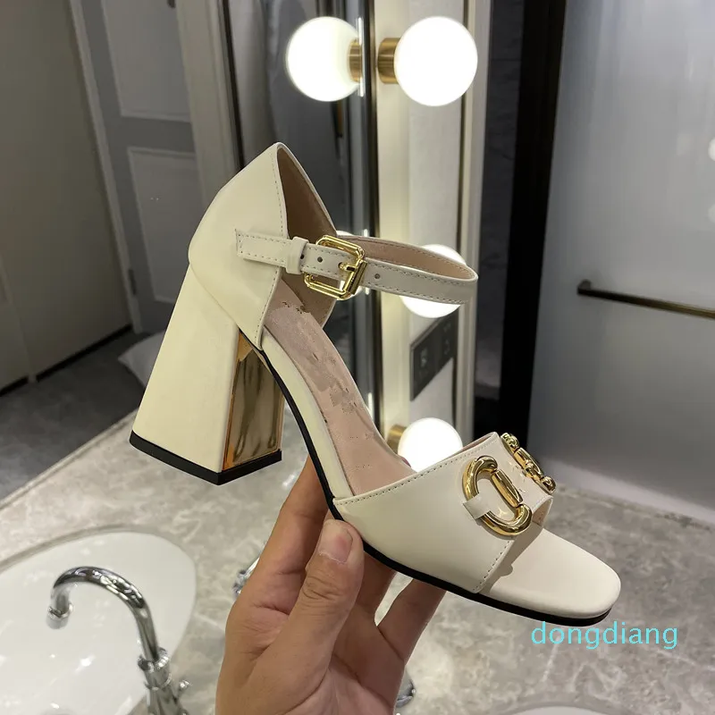 Luxury-Top Quality Luxury Designer Senaste Mode Sandaler Läder för Kvinnor Högklackat Chunky Heel Metal Buckle Strap Ankel Wrap Open