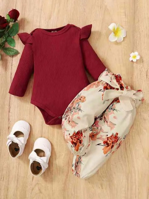 Baby-Body aus Rippstrick mit Rüschenbesatz, Hose mit Blumenmuster und Gürtel SIE