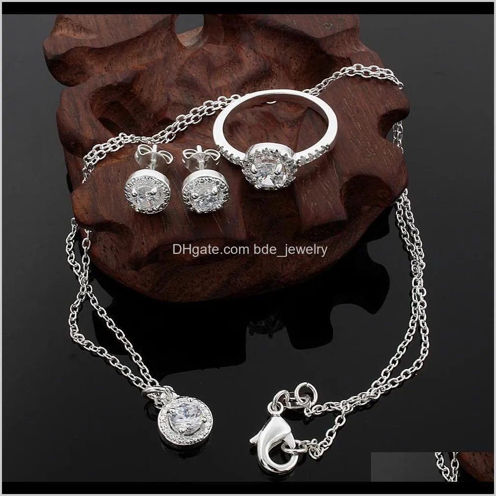 комплект ювелирных украшений. стильные золотые украшения. золотые комплекты серьги и кольцо. красивые серебряные украшения. элитная бижутерия.