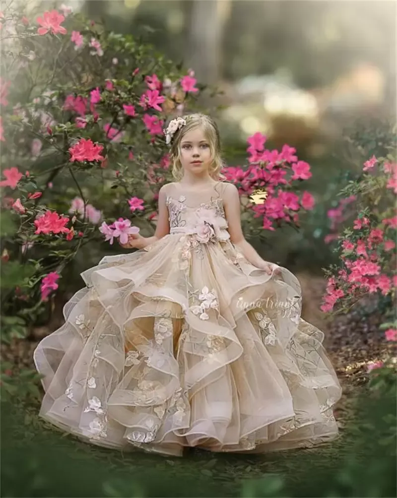 Śliczne kwiatowe sukienki dla dziewczynek na ślub Jewel Neck pełna koronkowe aplikacje warstwowe spódnice dziewczyny sukienka na konkurs piękności linia suknie urodzinowe dla dzieci CG001