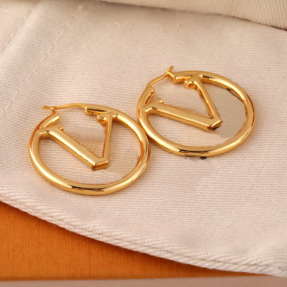 Europe America Fashion Style Stud Earrings Lady Women Gold/Silver-Colour Hardware Engraved V Initials Hollow Out Hoop Earring M64288 Size S M L