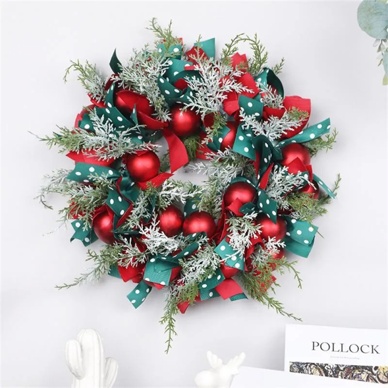 クリスマスの装飾の花輪XMSぶら下がっている赤いリボンの弓2022年とドアの装飾品のための金のボール