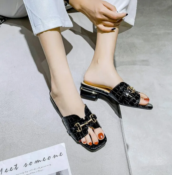 2022 새로운 슬리퍼 여성 패션 착용 금속 스팽글 야외 신발