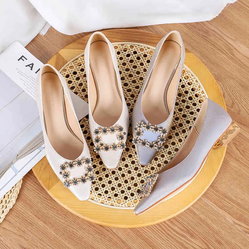 Lente vrouwen schoenen vierkante gesp zijden squar lage hakken pumps slip op beige paarse sexy elegante comfortabele wieding hakken 210520