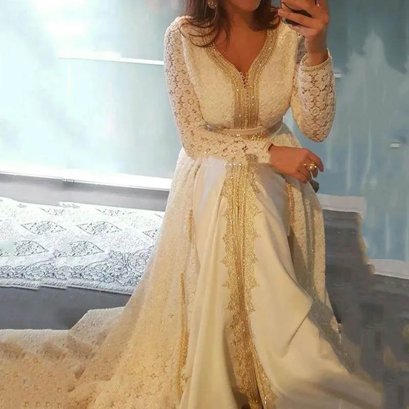 Schicke 2022 Spitze marokkanischer Kaftan Abendkleider Goldapplikationen Muslimisches Abendkleid V-Ausschnitt Volle Ärmel Chiffon Arabisch Dubai Robe De Soiree